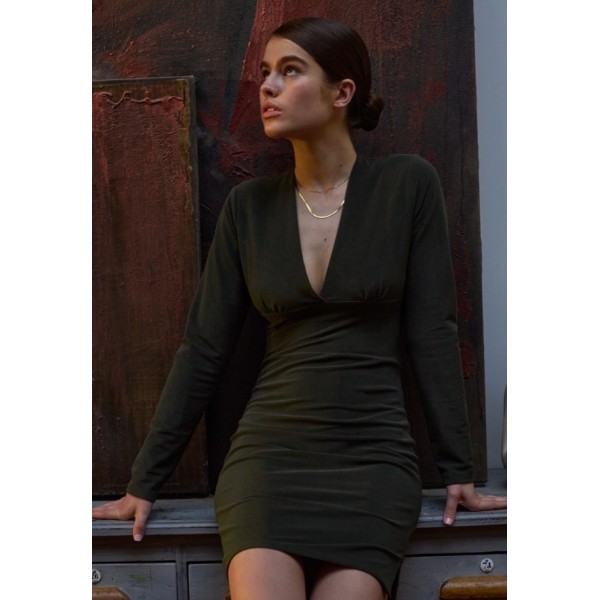 ROLLY KAKI / ROBE FUSEAU AVEC GRAND DECOLLETE